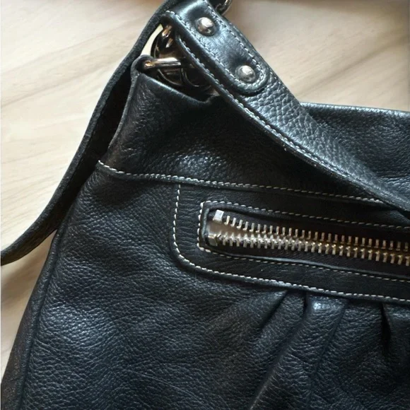 Roots Black Leather Shoulder Bag with Adjustable Strap Vintage and Hard to Find - Picture 3 of 8
